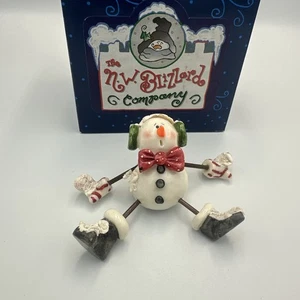 Nancye Williams Figur Coynes & Co sitzender Schneemann grüne Ohrenschützer NW207 im Karton - Bild 1 von 8