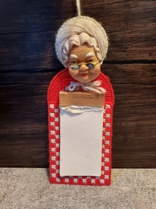 Vintage Handarbeit Oma Oma Garn Kunststoff Gitter Magnet Notizblock  - Bild 1 von 4