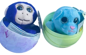 2 Stück - Surprizamals kleine Plüschtiere - David Affe & Rosenbär - Bild 1 von 8