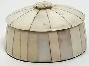 Vizagapatam Anglo-Indian Inlaid Bone Brass Bottom Pill Box c. 19th cent - Picture 1 of 11