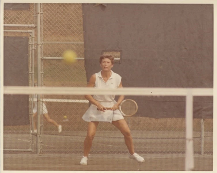20 世纪 70 年代女子网球运动员在球场上比赛复古 8 x 10 彩色照片 — 第 1/1 张图片