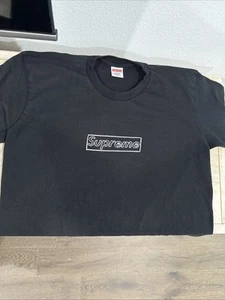 Camisa Usada SS21 Supreme KAWS Logo Caja Tiza Negra Talla Mediana - Imagen 1 de 5