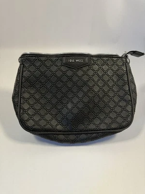 Bolso sin asas Nine West negro con monograma en relieve bolsa de cosméticos bolso con cremallera usado en excelente estado Foto 1 de 4