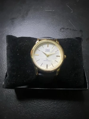 Q&Q Reloj Cuarzo Tono Dorado Negro Imitación Cuero Banda Cara Blanca  Foto 1 de 4