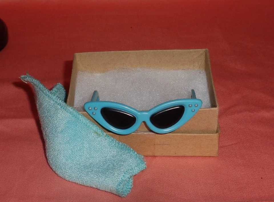 RARO 20" MUÑECA CISSY AÑOS 50 AZUL OJO DE GATO GAFAS DE SOL - ¡EXCELENTE! Foto 1 de 3