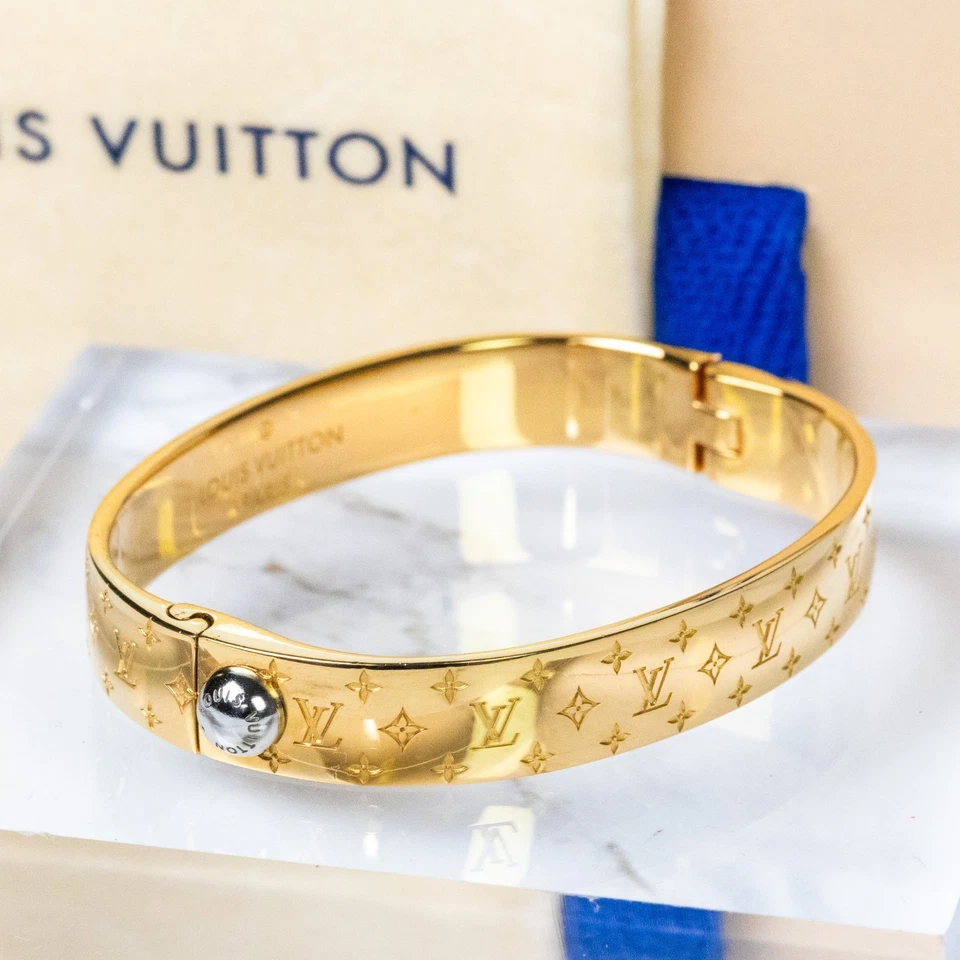 Pulseira LOUIS VUITTON com punho de nanograma tom dourado M00251 tamanho P 16cm autêntica[S] - Imagem 1 de 4