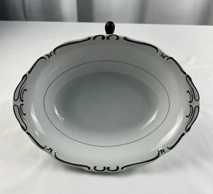 Servizio piatti ovale 10 1/4" Embassy by Ucagco Heirloom bianco con rotoli platino - Foto 1 di 9