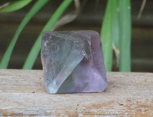 Cristal octaedro de fluorita áspero y crudo 58 gramos verde púrpura natural - Imagen 1 de 8