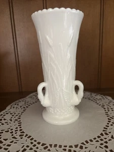 Westmoreland weiße Milchglas Schwäne in Schilf Rohrkolben Blumenknospe Vase 6 1/2" Vintage - Bild 1 von 7