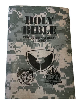 NIV Compact Bible 2010 Gray Camo Paperback Text 1984 Foto 1 de 4