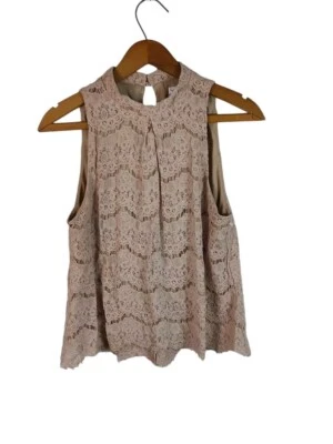 Top Love Fire Blush para mujer de encaje sin mangas con ojo de cerradura y cuello con botones mediano Foto 1 de 4