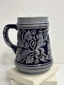 Cerveza esmaltada con sal azul cobalto gres alemán de colección Stein Hops & Malt Marzi & Remy - Imagen 1 de 8