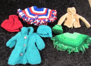 Vintage Posten von 7 KLEINEN gestrickten Puppenkleidung passt meist 8" -10" Handarbeit - Bild 1 von 4