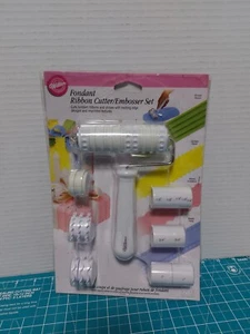 WILTON Fondant Ribbon Cutter Embosser Set Stripes Zigzags Waves Beads Cake - Foto 1 di 4