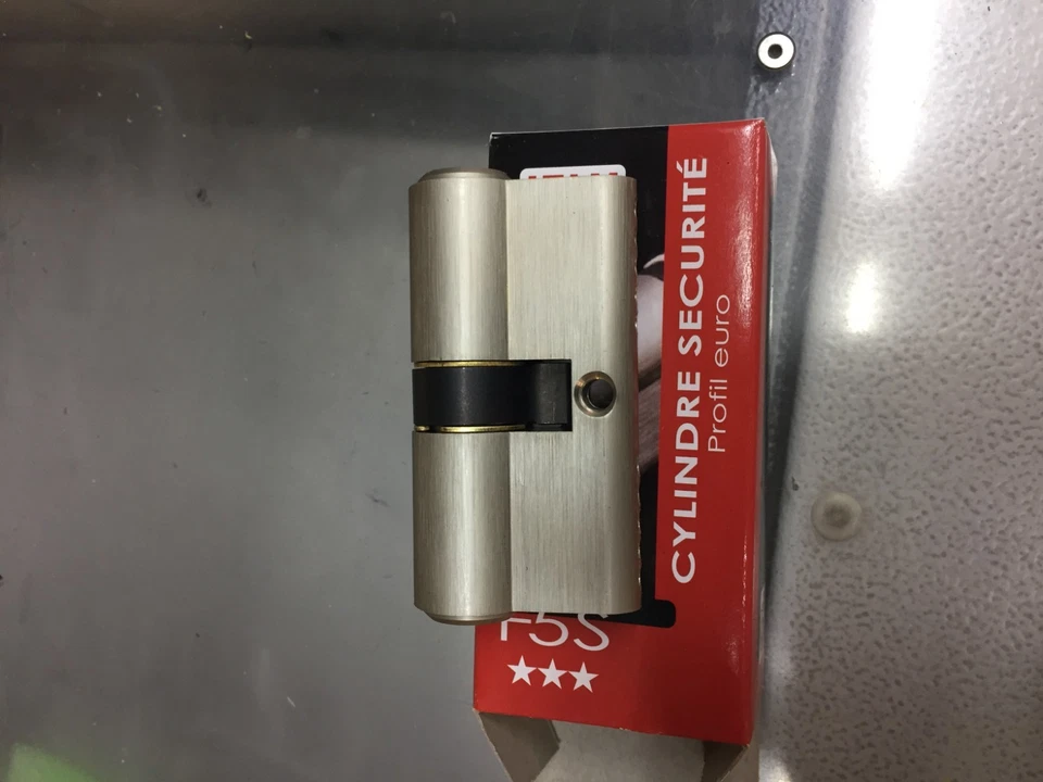 CYLINDRE 30/30 LIVRE AVEC 15 CLES PLATES - Photo 1/1