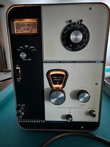 RF signal generator, 25 to 960MHz, modulation available, 120VAC input, type N - Picture 1 of 7