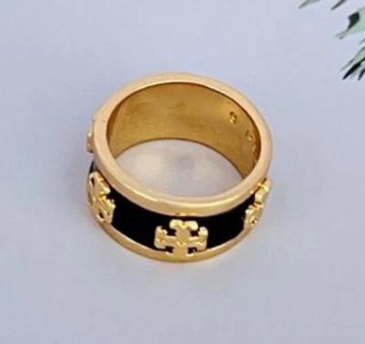 ANILLO TORY BURCH ESMALTE CON LOGO EN RELIEVE EN COLOR NEGRO, TALLA 7 Foto 1 de 3