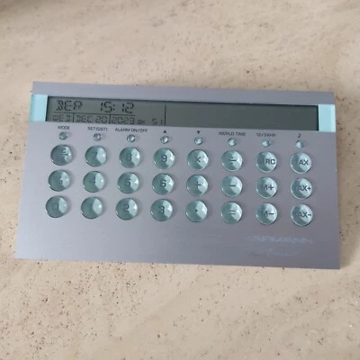 Karmann Tischrechner Taschenrechner Büro Rechner Kalender Welt Uhr Wecker silber - Bild 1 von 4
