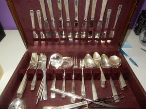 Vintage PRESTIGE Silver Plate Oneida Heirloom Silverware 69 pieces flatware - Picture 1 of 11