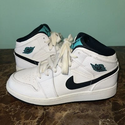 Talla 5Y - 554725-122 Nike Air Jordan 1 Mid Hyper Jade Negro/Blanco GS Foto 1 de 4