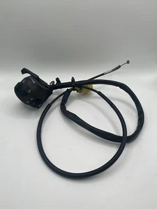 SUZUKI GS500F 2004-2009 CLIP IZQUIERDO EN MANGO BOCINA INTERRUPTOR SEÑALES 37400-23E30 - Imagen 1 de 3