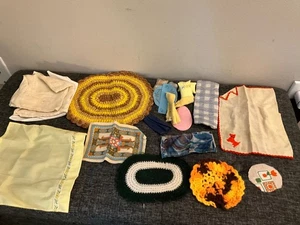 Konvolut Vintage Puppenstubenzubehör Teppiche Handtücher Kissen Bettwäsche - Bild 1 von 5