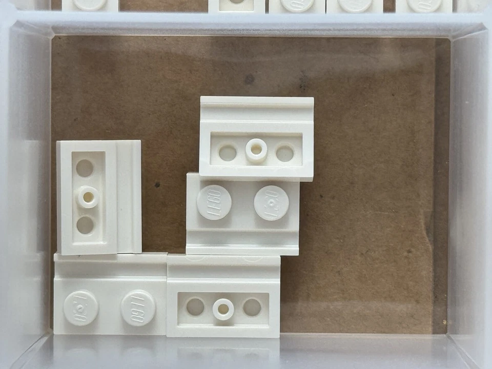 Piezas LEGO - Placa Blanca, Modificada 1 x 2 con Riel de Puerta - Nº 32028 - CANTIDAD 5 Foto 1 de 1