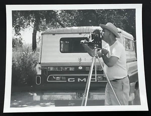 Ein älterer Mann fotografiert, Indianapolis, Indiana (1960er) - Vintage 5"x4" Foto - Bild 1 von 1