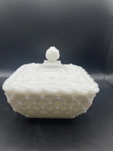 Plato de caramelo cubierto cuadrado de vidrio imperial blanco con leche cesta tejida MCM - Imagen 1 de 9
