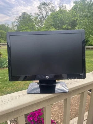 HP 2011x 20" Widescreen LCD Monitor 1600x900 VGA DVI NO CORDS - Image 1 of 4