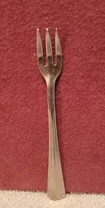 Seafood Fork, Serving / Fork 3 prong 5 3/4" - Picture 1 of 8