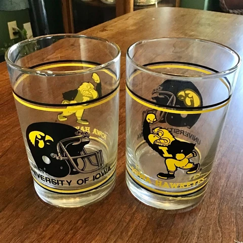 2 University of Iowa Hawkeyes Football Drinking Cocktail Glasses Cover