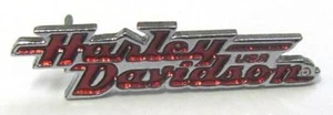 11756 HARLEY DAVIDSON PIN BADGE CHROME & RED WORD LOGO MOTORCYCLE MOTOR BIKE - Bild 1 von 1
