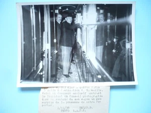 PRESSEFOTOGRAFIE 1938 PARIS M. DALADIER IM ZUG NACH MARSEILLE - Bild 1 von 1