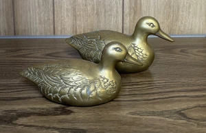 Estatuilla vintage de patos de latón pátina natural de 9" y 8" MCM - Imagen 1 de 10