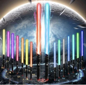 2 Stück Wiederaufladbare Metall Lichtschwerter für Kinder 15 Farben LED mit Kampf Sound Effekt - Bild 1 von 8