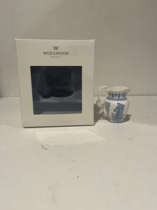 Brocca brocca iconica bianca Wedgwood ornamento neoclassico blu design a rilievo 3" - Foto 1 di 11