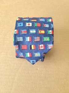 Corbata Faconnable Azul Con Banderas Patrón Seda Hecha en Francia..61x3.3/4 - Imagen 1 de 10