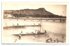 HONOLULU HAWAII - BUSY WAIKIKI BEACH - OUTRIGGERS - OLD REAL PHOTO POSTCARD - Picture 1 of 2