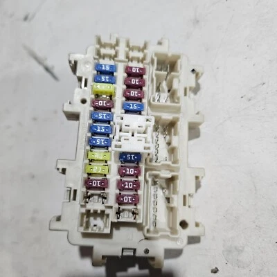 Infiniti M56 M37 Q70 QX56 QX80 2011-2017 caja de relé de fusibles bahía de motor OEM Foto 1 de 4