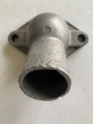 Chevrolet y Corvette 1956-65 carcasa termostato V-8 3837223 Foto 1 de 4