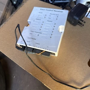 Lutron Ra2 Visiersteuerung Garagenempfänger - Bild 1 von 3