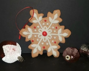 Wunderschöne Lebkuchen Schneeflocke Weihnachtsschmuck mit weißen & roten Glasur Details  - Bild 1 von 2
