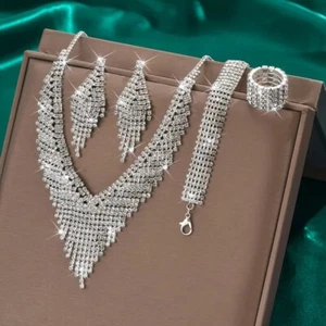 Juego de joyas de diamantes de imitación hipnóticos radiantes - plateado atemporal, pendiente colgante - Imagen 1 de 6