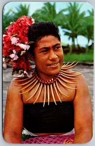 Vintage Honolulu Hawaii HI Somoanisches Mädchen mit Blumenkopfschmuck & Lei of Bones Postkarte - Bild 1 von 2