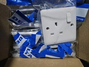 10x Joblot Deta Vimark VC1207S Switched Single Sockets New - Picture 1 of 2