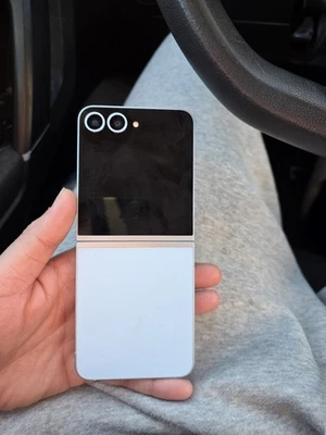 Samsung Z Flip 6 256 GB, azul Foto 1 de 4