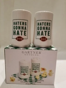 Gartner Studios Football Salz und Pfefferstreuer Set Haters Gonna Hate NEU IM KARTON - Bild 1 von 4