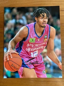 FOTO FIRMADA RAYAN RUPERT 8x10 NBA DRAFT 2023 AUTOGRAFIADA RARA FRANCIA NZ BREAKER - Imagen 1 de 1