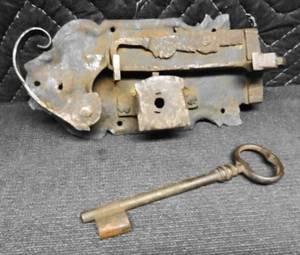 17th Century Large Door Lock Wrought Iron w/ Key - Picture 1 of 8